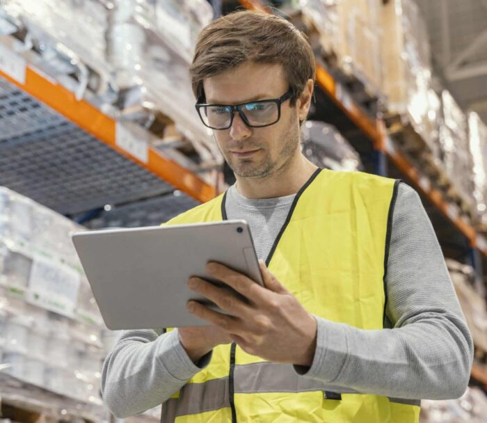 mann-mit-tablette-die-logistik-arbeitet-scaled.jpg